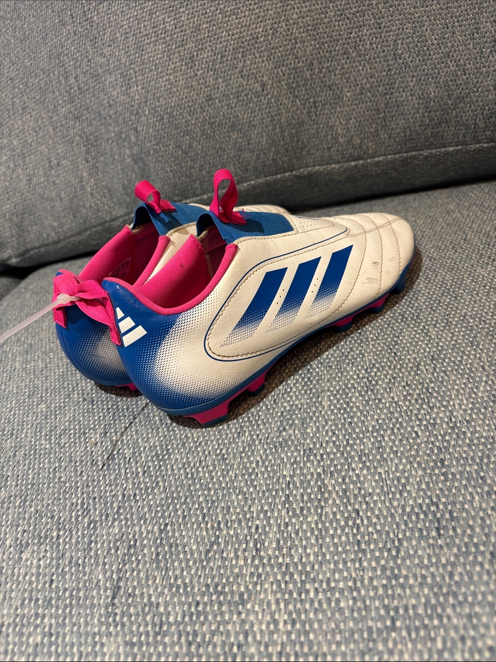 Adidas Goletta soccer cleats! Youth 4